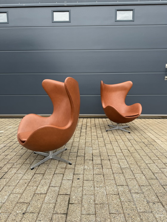 Image 1 of 2 poltrone Egg Chair di Fritz Hansen degli anni '60 in pelle color cognac, in condizioni perfette!