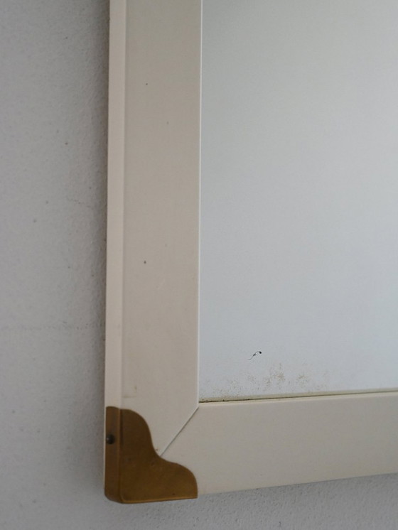 Image 1 of Miroir scandinave vintage blanc avec angles en laiton