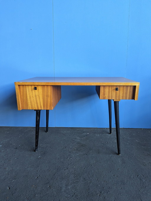 Escritorio de madera vintage de los años 60.