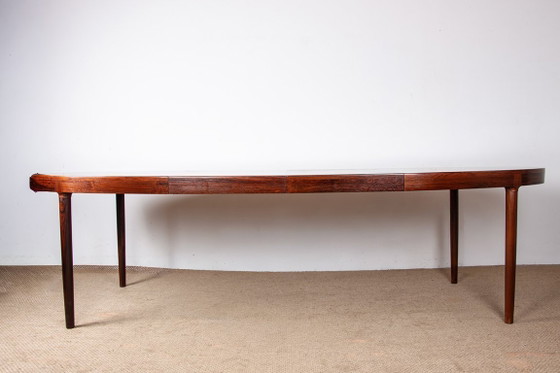 Image 1 of Gran mesa de comedor ovalada y extensible de palisandro danés, diseñada por Harry Østergaard para Randers Mobelfabrik en 1960.