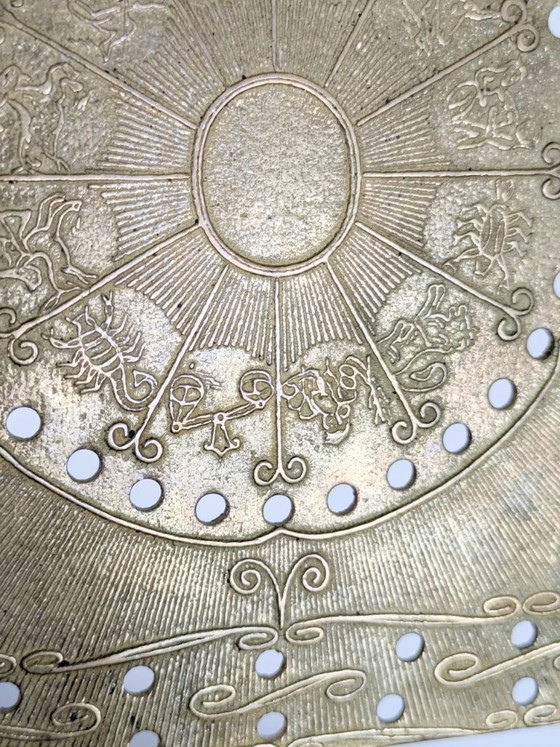 Calendrier perpétuel de table en laiton antique avec motif solaire et zodiaque – Objets déco, Brass (photo 9 of 12)