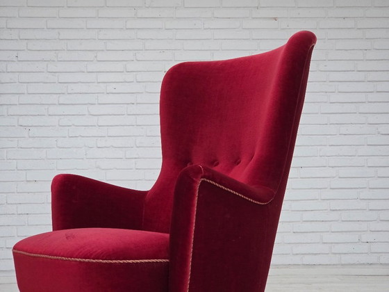 Image 1 of Fauteuil danois des années 1970, revêtement en velours rouge cerise, pieds en frêne.