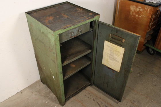 Image 1 of Armoire métallique industrielle antique • Armoire d'atelier vintage verte patinée • Style loft et usine