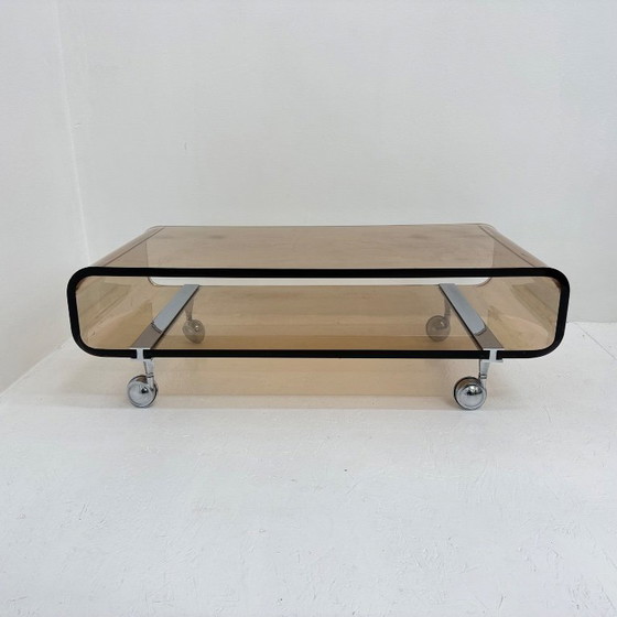 Image 1 of Mesa de centro de plexiglás de mediados de siglo, diseñada por Michel Dumas para Roche Bobois en 1972.