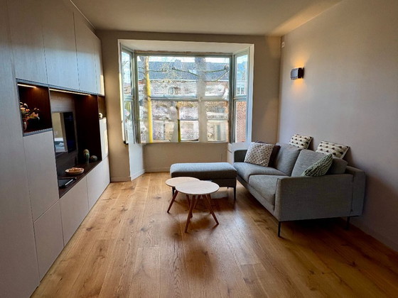 Image 1 of Comfortabele 2,5 zits bank met bijpassende poef – grijs gemêleerd