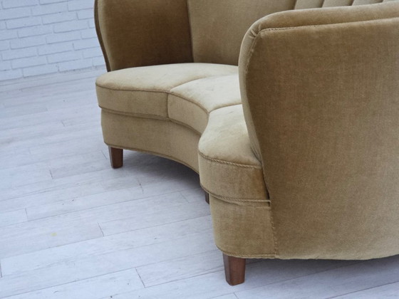 Image 1 of Deense "Banana" driezitsbank uit de jaren 60, origineel olijfgroen meubelvelours.