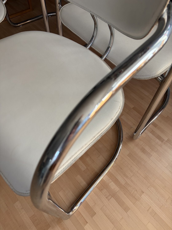Image 1 of 6 hoogwaardige cantileverstoelen met chromen frame en witte Skai-bekleding.