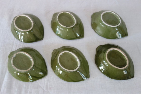 Image 1 of Saladekom + 6 vintage aardewerken kommen uit de jaren 70 in artisjokgroene kleur