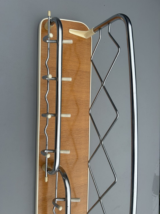 Coat rack with hat shelf - Vintage ‘60s – Metal, Plastic (photo 4 of 5)