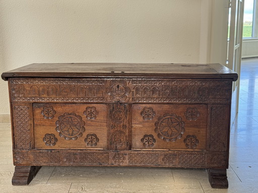 Coffre à vêtements ancien, vers 1577, avec inscription religieuse.