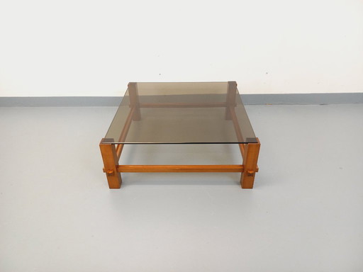 Vintage vierkante Italiaanse Fontana Arte salontafel van hout en gerookt glas uit de jaren 70.