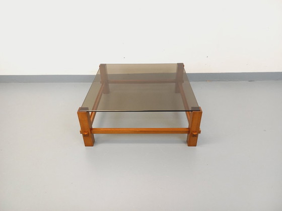 Image 1 of Vintage vierkante Italiaanse Fontana Arte salontafel van hout en gerookt glas uit de jaren 70.