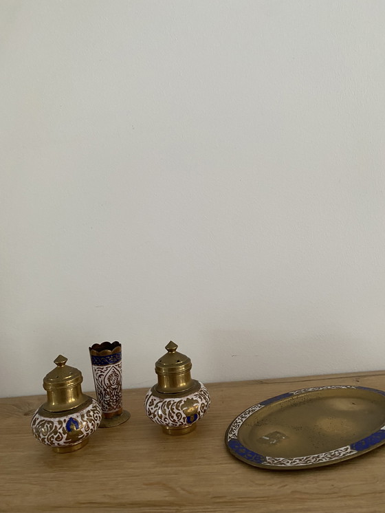 Image 1 of Porte-cure-dents vintage en laiton émaillé, présenté sur un plateau.