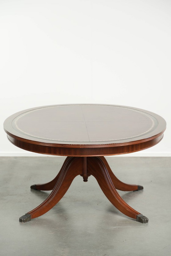 Eleganter ovaler Couchtisch mit roter Lederplatte im englischen Stil mit schönen Details aus dem 20. (photo 3 of 10)