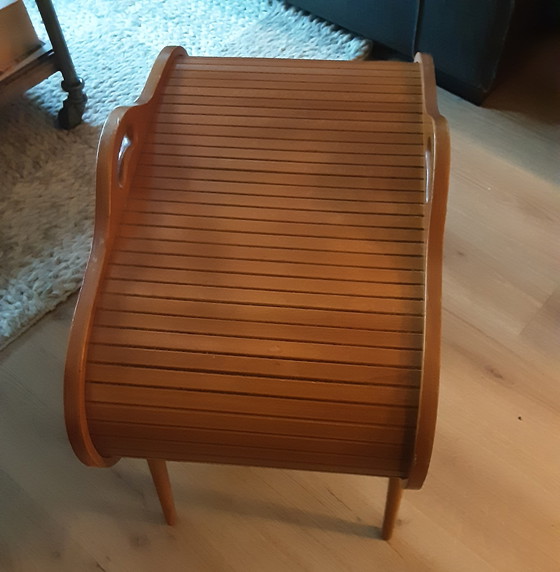 Image 1 of Ein sehr schönes Nähkästchen aus Holz aus der Mitte des 20. Jahrhunderts mit Rolldeckel.