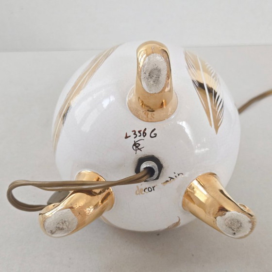 Image 1 of Vintage statieflamp uit de jaren 50, wit en goudkleurig craquelékeramiek, met veren, gesigneerd jaren 50.