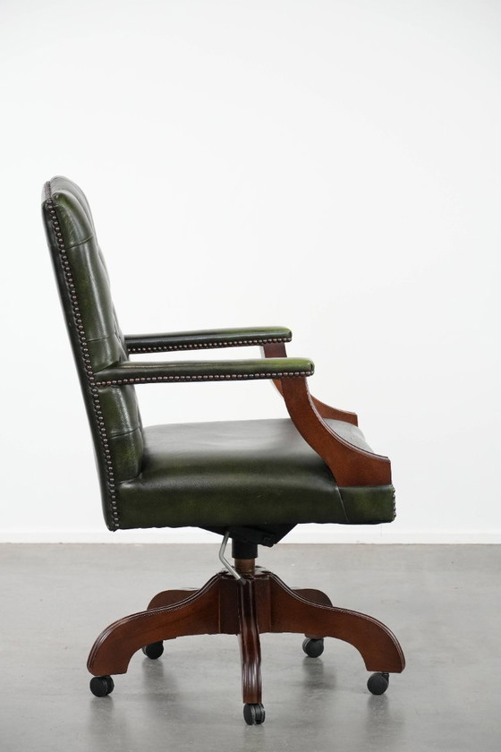 Image 1 of Sedia da ufficio Chesterfield in pelle di mucca verde scuro e legno in stile inglese su ruote