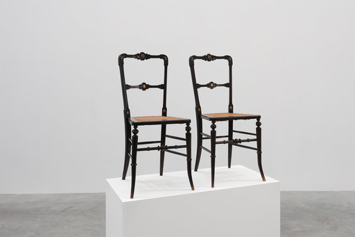 Paire de chaises d'appoint anglaises victoriennes laquées noir et dorées, vers 1850