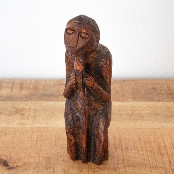 Singe en bois sculpté à la main, tenant une lance : sculpture d'art populaire zoulou d'Afrique du Sud (photo 5 of 10)