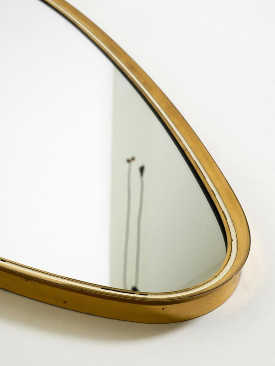 Image 1 of Beautiful heavy mid-century brass kidney-shaped wall mirror from Münchner Zierspiegel