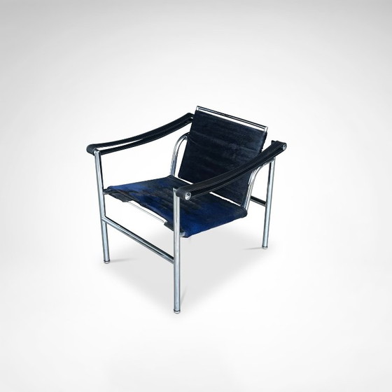 Poltrona LC1 in pelle di cavallino blu e nera, disegnata da Le Corbusier e altri per Cassina, anni '90. (photo 2 of 12)
