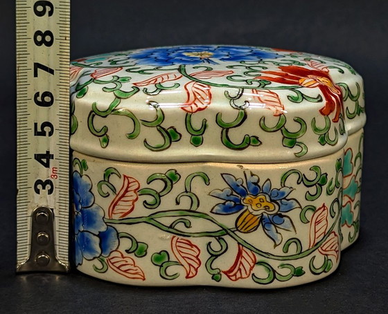 Scatola cinese in porcellana policroma – Jingdezhen – 中国景德镇制 – 1960 – Oggetti decorativi, Porcelain (photo 9 of 10)