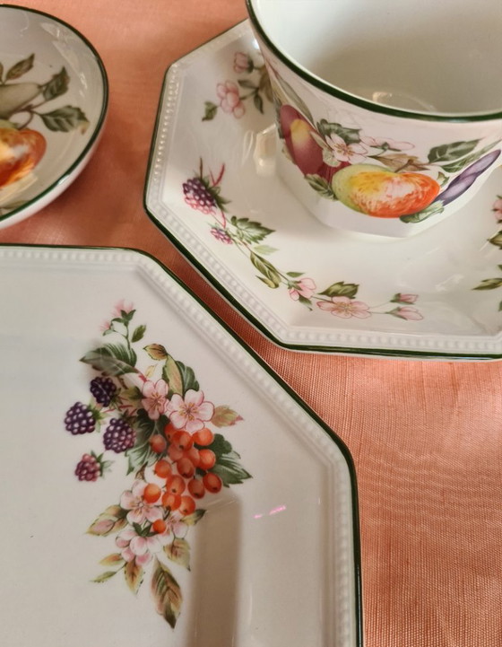 Image 1 of Servizio da tè e torta alla frutta fresca Johnson Brothers England con piatto da portata e petit four.