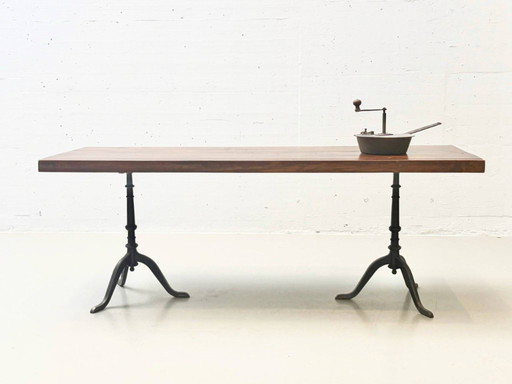 Table en bois de châtaignier avec pieds en fonte Horgen Glarus, années 1920-1940