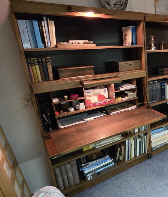 Image 1 of Antieke boekenkast met secretaire/klepbureau en verlichting