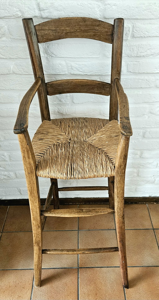 Chaise haute française ancienne avec assise en osier
