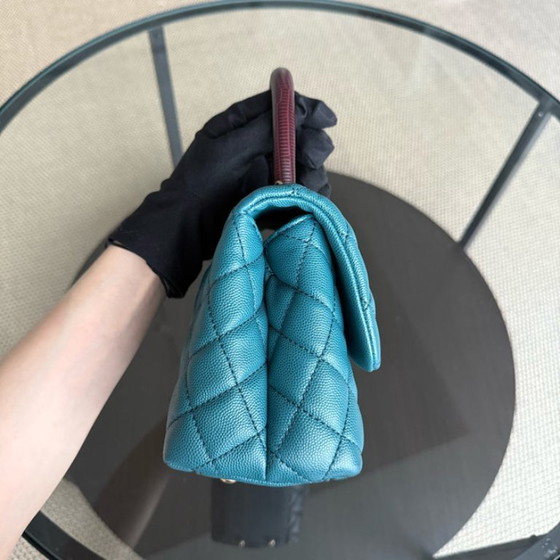 Image 1 of Chanel Coco Handle Small - Caviar trapuntato blu con finiture dorate Serie 28