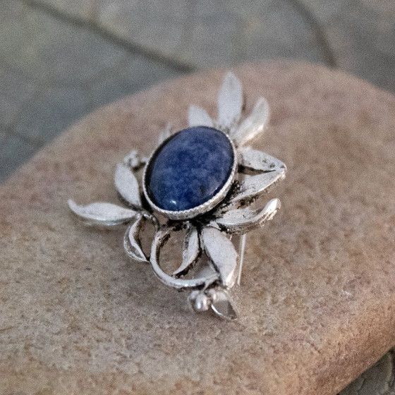 Image 1 of Broche vintage en forme de feuille argentée avec cabochon de lapis-lazuli