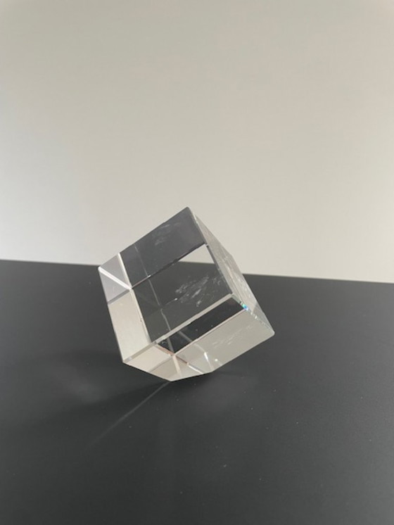 Image 1 of Cubo di vetro inclinato con effetto prismatico