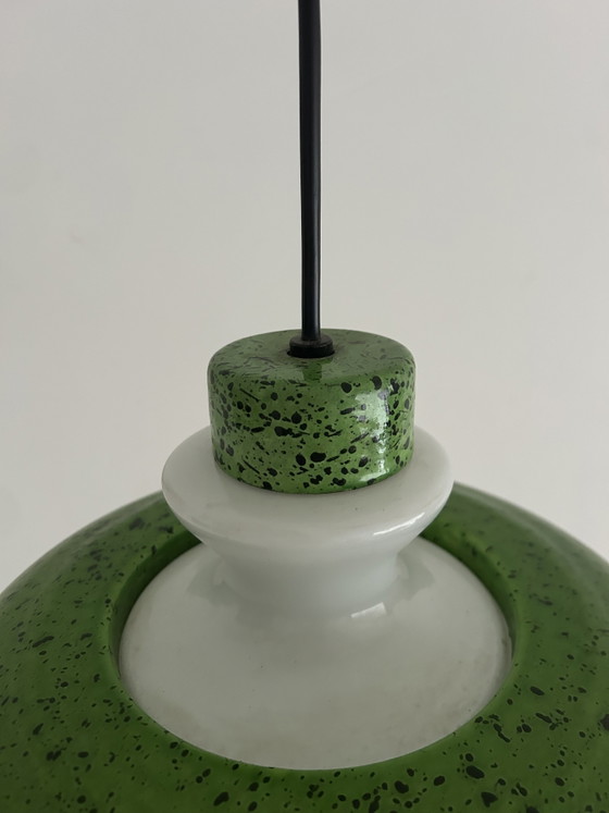 Image 1 of Suspension vintage en émail vert et verre opalin