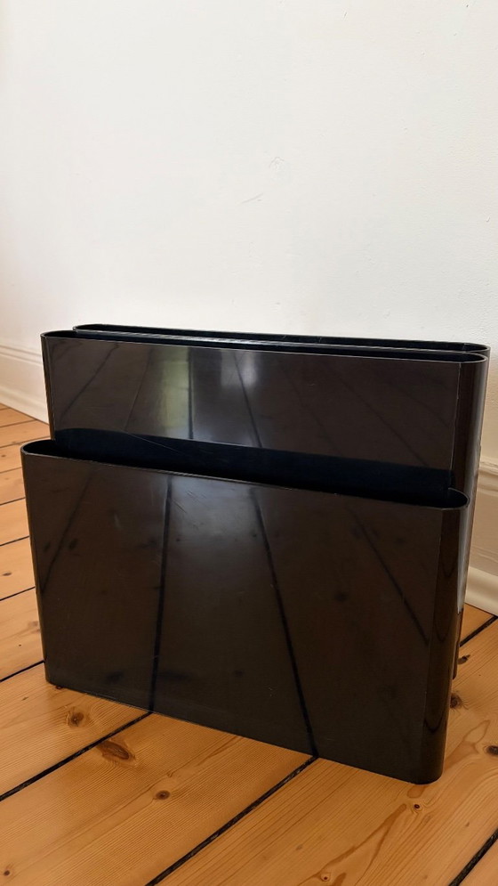Tijdschriftenrek van Giotto Stoppino voor Kartell, jaren 70, in zwart. – Plastic (photo 4 of 8)