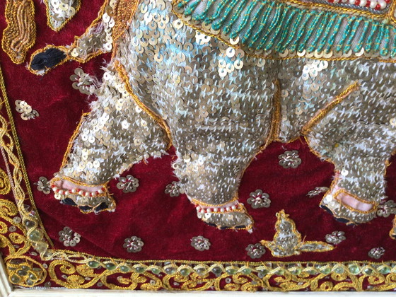 Image 1 of Elefante ricamato su stoffa incorniciato, fatto a mano dall'India
