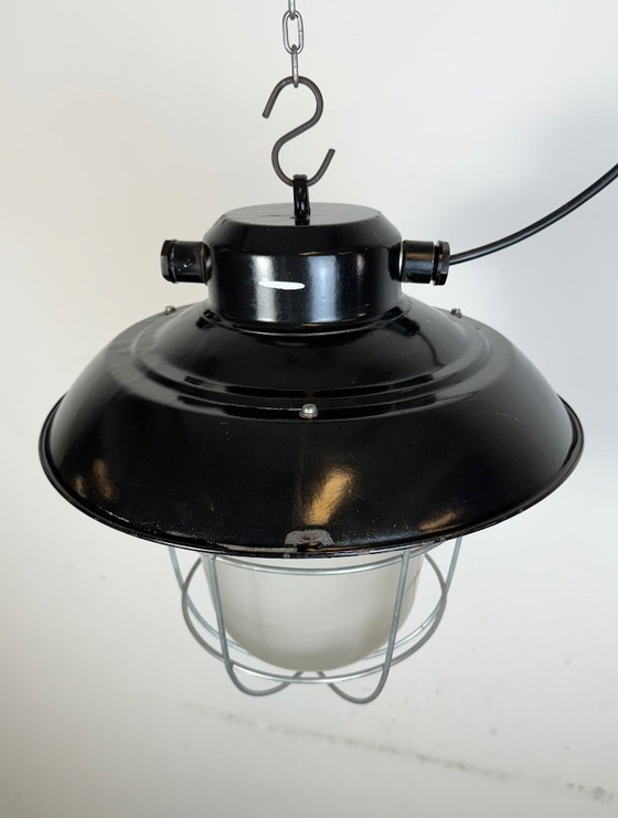 Image 1 of Industriële zwarte geëmailleerde fabriekshanglamp, jaren 60