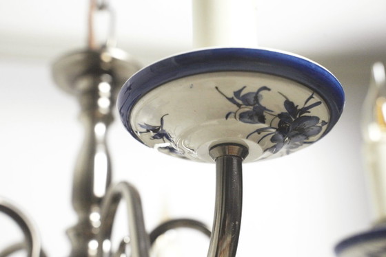 Image 1 of Lustre vintage en porcelaine de Delft bleu et blanc, suspension à 5 bras en céramique hollandaise de style cottagecore.