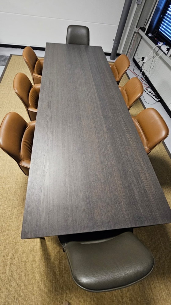 Image 1 of Leolux kalia eetkamertafel 280x100; blad = eiken; frame = epoxy; pootdoppen = zwart