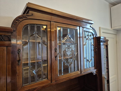 Monumentaler Schrank/Buffet im Jugendstil mit Bücherregalen (Nussbaum & Marmor) – buffetkasten, Glass, Marble (photo 2 of 16)