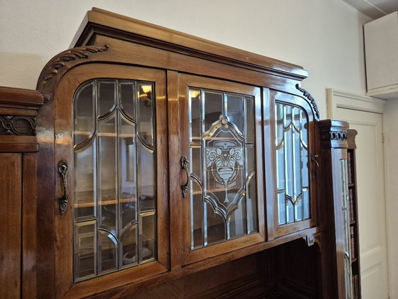 Monumentaler Schrank/Buffet im Jugendstil mit Bücherregalen (Nussbaum & Marmor) – Buffetschränke, Glass (photo 2 of 16)