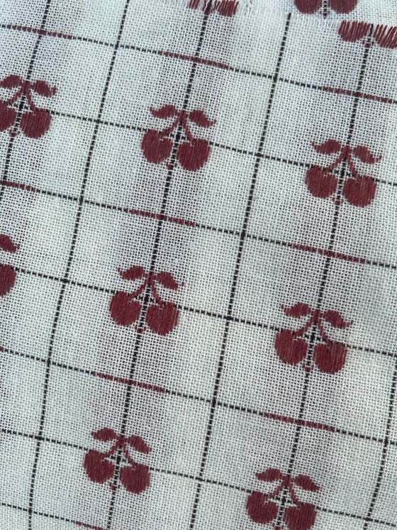 Image 1 of Grote vintage stof met een kersenpatroon uit de jaren 70, extra lang.