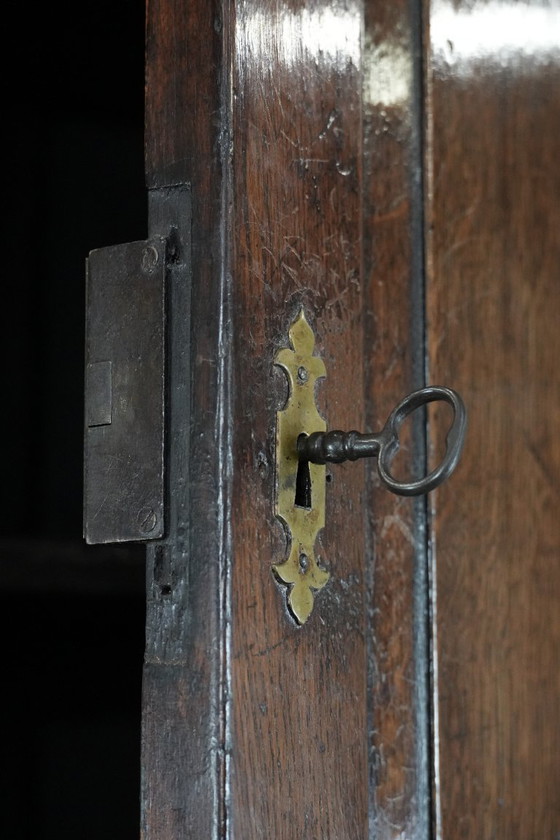 Image 1 of Großer, imposanter antiker englischer Eichenbuffetschrank aus dem 18. Jahrhundert mit funktionierenden Schlössern.