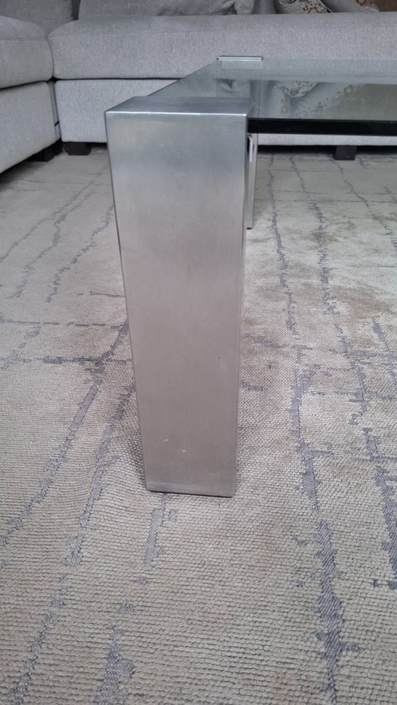 Image 1 of Tavolino da caffè quadrato in vetro con gambe quadrate in acciaio