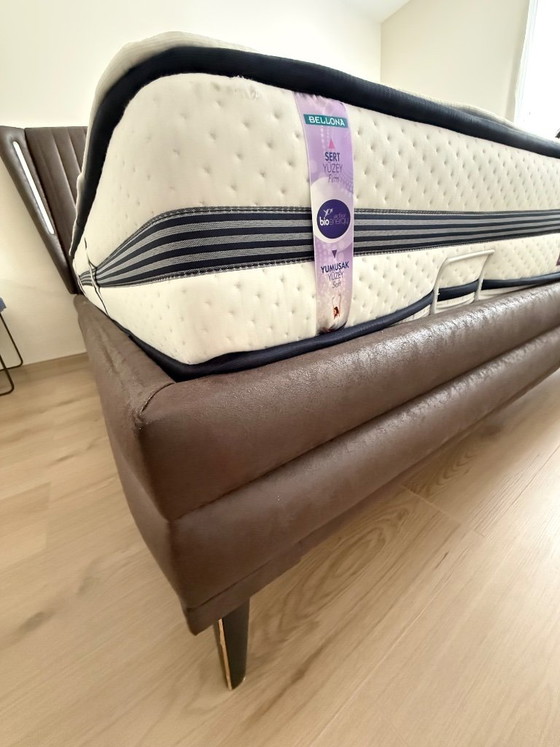Bed – Istikbal wonen&slapen, Camas, Textil, Madera (photo 7 of 7)