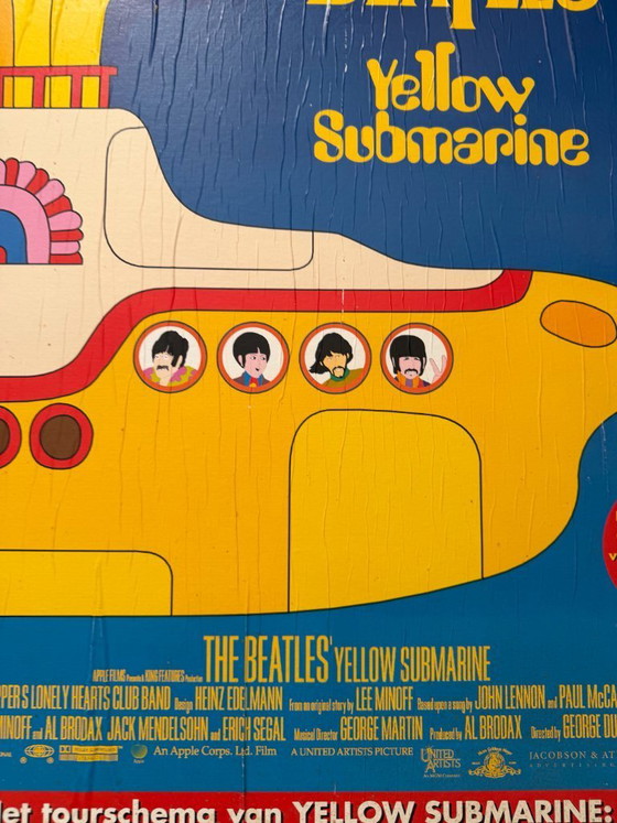 Image 1 of Vintage promotieposter voor de film The Beatles: Yellow Submarine.
