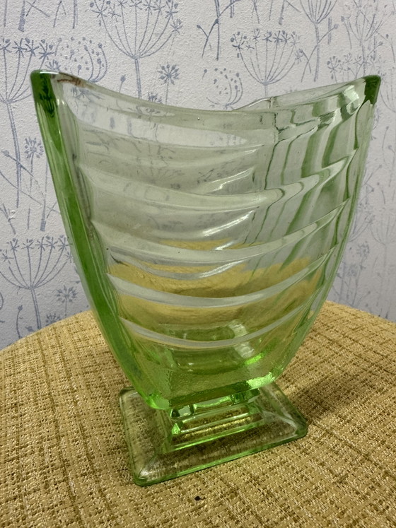 Image 1 of Vaso vintage in vetro verde Sowerby Press, stile Art Déco.