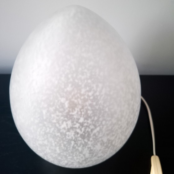 Image 1 of Lampe de table vintage en forme d'œuf, verre blanc opaque, années 1980