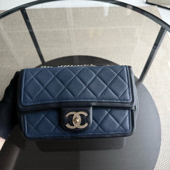 Image 1 of Borsa Chanel Seasonal Flap - 23 cm in pelle di agnello trapuntata bicolore bianco, nero e finiture dorate, serie 19
