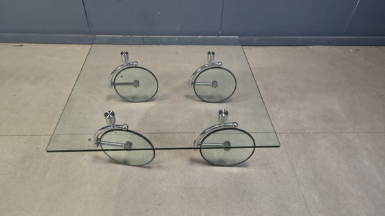 Image 1 of Table basse en verre à roulettes, années 1980